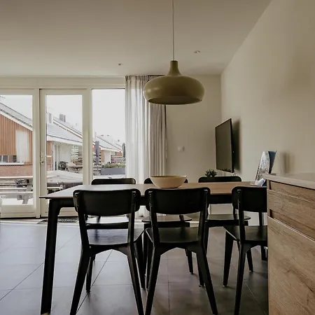 Waterside Escape With Easy Access *