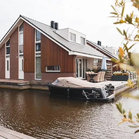 Waterside Escape With Easy Access *