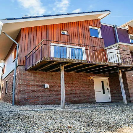 Waterside Escape With Easy Access